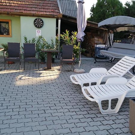Attila Vendeghaz Tapioszentmarton Hotel Екстериор снимка