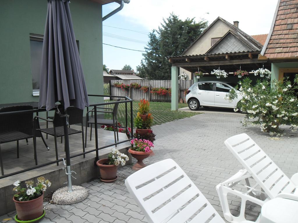 Attila Vendeghaz Tapioszentmarton Hotel Екстериор снимка