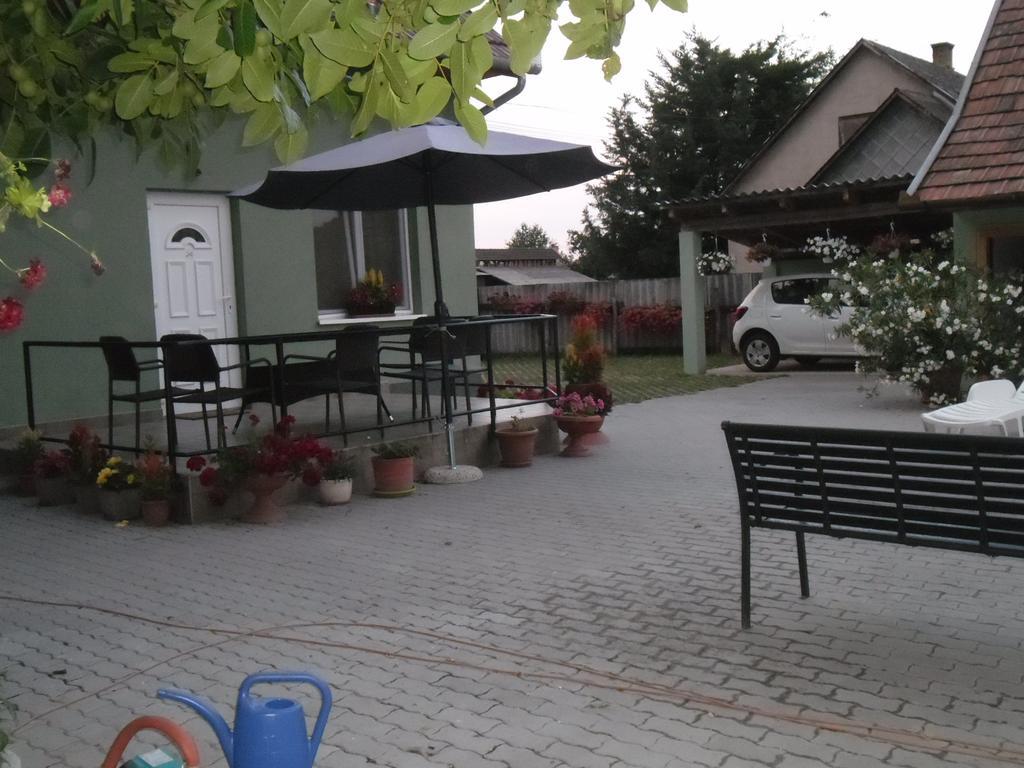 Attila Vendeghaz Tapioszentmarton Hotel Екстериор снимка