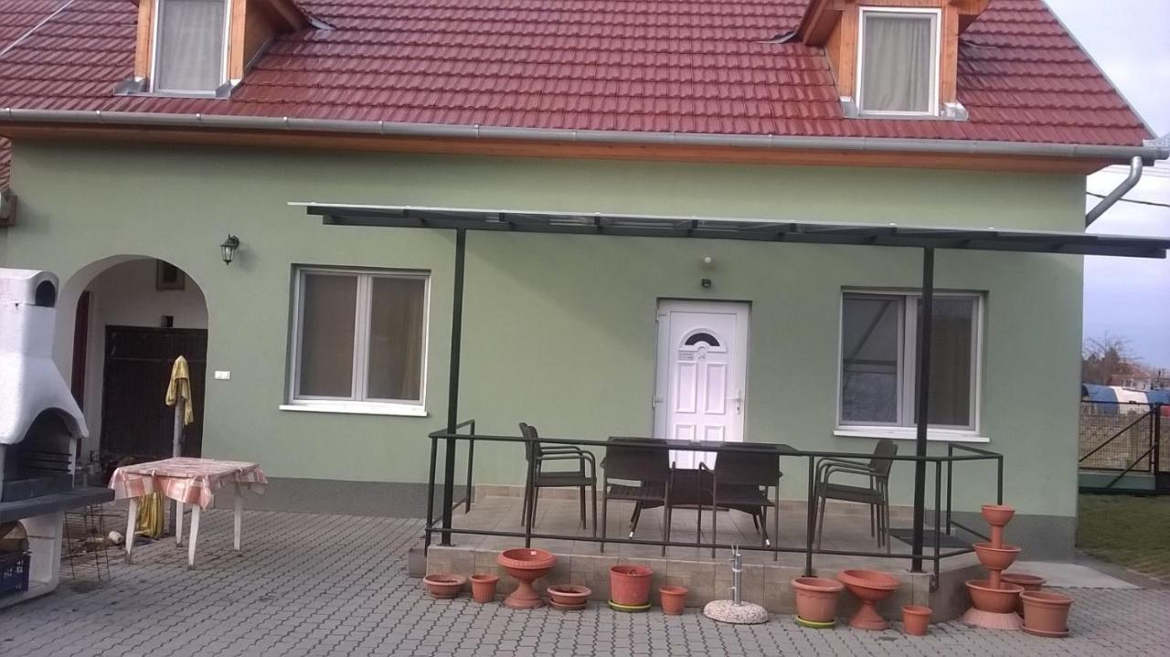 Attila Vendeghaz Tapioszentmarton Hotel Екстериор снимка